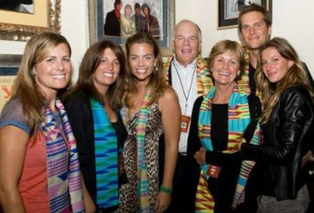 da esquerda, Julie, Maureen Brady, Nancy, pai, Tom Brady Sr, mãe, Galynn, irmão, Tom Brady e Giselle Bundchen.