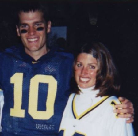 Cinco vezes mvp do superbowl, Tom Brady, com sua irmã mais velha e ex-jogadora de softball do estado de Fresno, Maureen Brady.