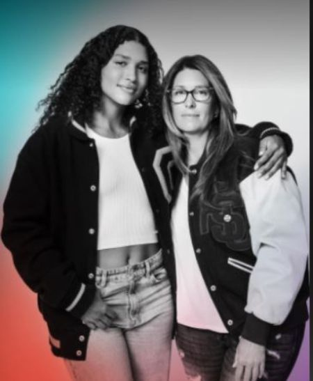 A arremessadora de softbol da UCLA Maya Brady com sua mãe Maureen Brady.