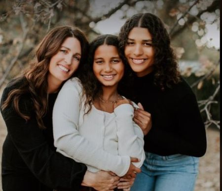 da esquerda, a jogadora de softball americana Maureen Brady com suas filhas, Hannah e Maya.