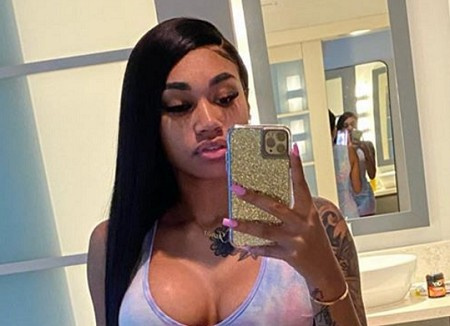Dejounte Murray's girlfriend Jania Meshell, social media star taking a selfie.