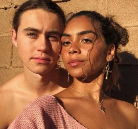 La influencer de Instagram Taylor Giavasis con su novio convertido en prometido Nash Grier.