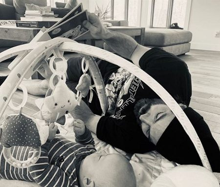 Tim Rozon brincando com seu filho.