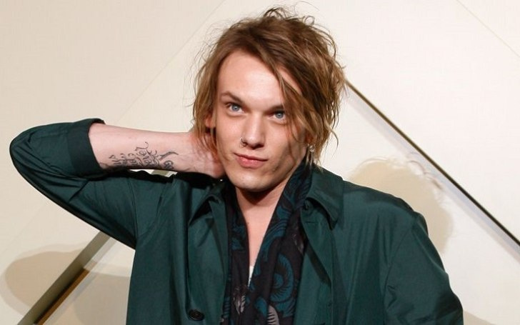 Una línea de tiempo completa de citas de Jamie Campbell Bower: sus novias