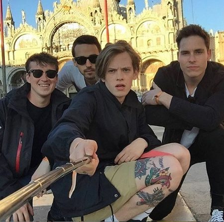 Jamie Campbell Bower hermano menor Sam Bower con sus amigos