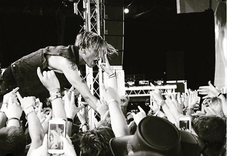 La cantante estadounidense Jamie Campbell Bower actuando en el escenario
