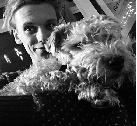 Jamie Campbell Bower con su cachorro Baya