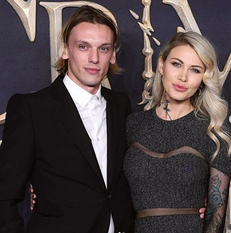 Jamie Campbell Bower y su novia Ruby Quilter