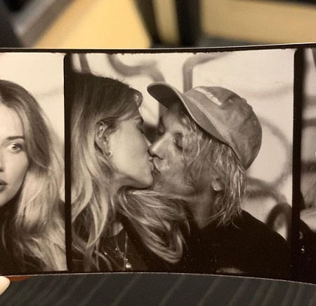 Jamie Campbell Bower y su amante Ruby Quilter besándose