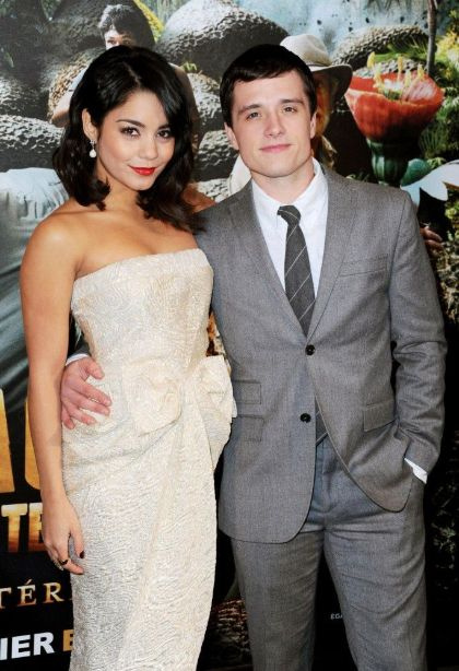 Vanessa Hudgens con vestido blanco posa con su supuesto novio Josh Hutcherson