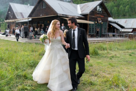 Casey Hooper com sua esposa Alexandra Breckenridge no dia do casamento