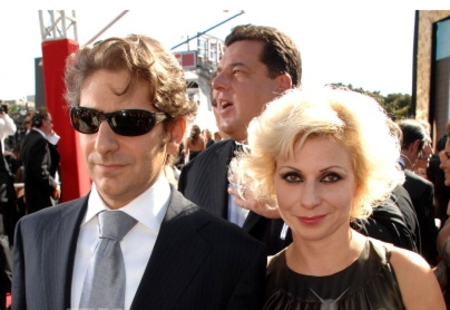 Victoria Chlebowski con su esposo, Michael Imperioli, en la 59ª edición de los Premios EMMY en horario estelar en el Shrine Auditorium el 16 de septiembre de 2007 en Los Ángeles, California.