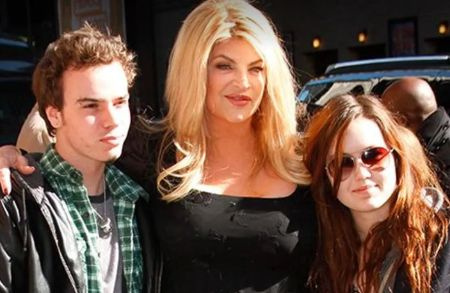 Olha quem's Talking actress, Kirstie Alley, in the middle, with her son, William and daughter, Lillie.