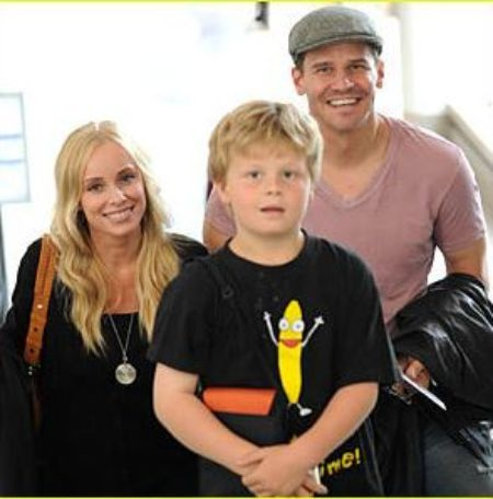 de izquierda a derecha, la ex modelo de playboy Jaime Bergman, su hijo, Jaden Rayne Boreanaz, y su esposo, el actor David Boreanaz.