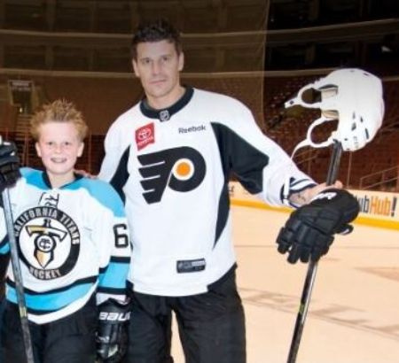 Ángel actor David Boreanaz con su hijo y ex jugador de hockey sobre hielo Jaden Rayne Boreanaz.