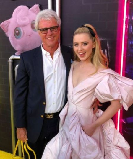 A atriz Kathryn Newton com seu pai e empresário David Newton em junho de 2022