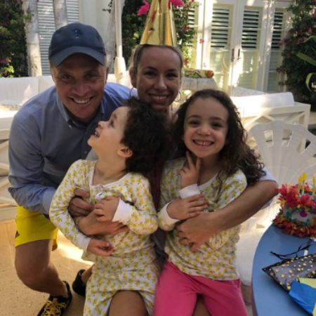 Emily Threlkeld dio la bienvenida a dos niños con su novio convertido en esposo