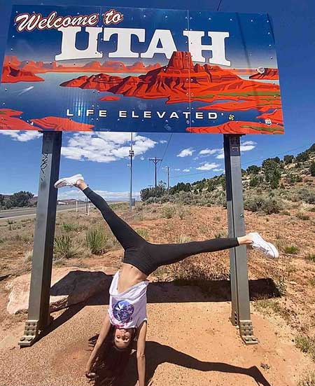 A atriz Nina Dobrev durante sua turnê em Utah no início de 2020