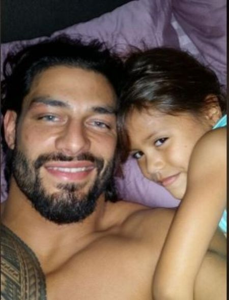   Der aktuelle WWE-Champion Roman Reigns mit seiner ältesten Tochter Joelle Anoa'i.