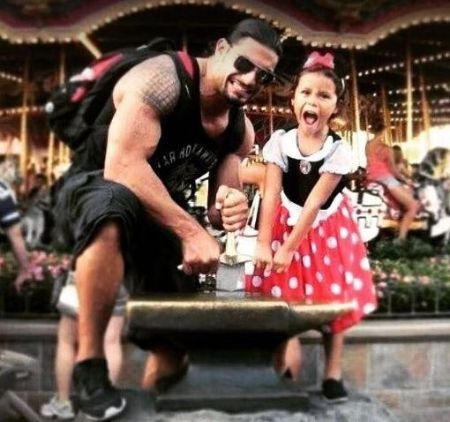   Plädieren'i family member, Roman Reigns with his eldest daughter, Joelle Anoa'i.