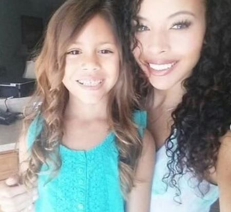   Ex-College-Athlet und Roman Reigns' wife, Galina Becker with her eldest daughter, Joelle Anoa'i.