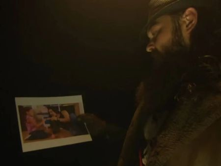   WWE-Wrestler Brey Wyatt hält das Bild von Roman Reigns und seiner Tochter Joelle.