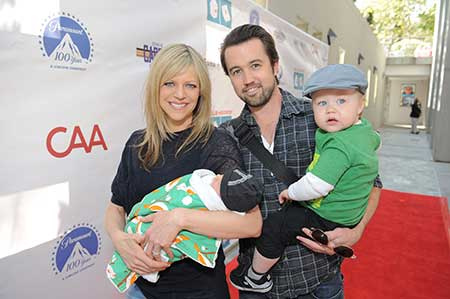 La actriz Kaitlin Olson y su esposo con sus dos hijos