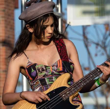   Cámaras Kaila' sister Eva Chamber is a bassist