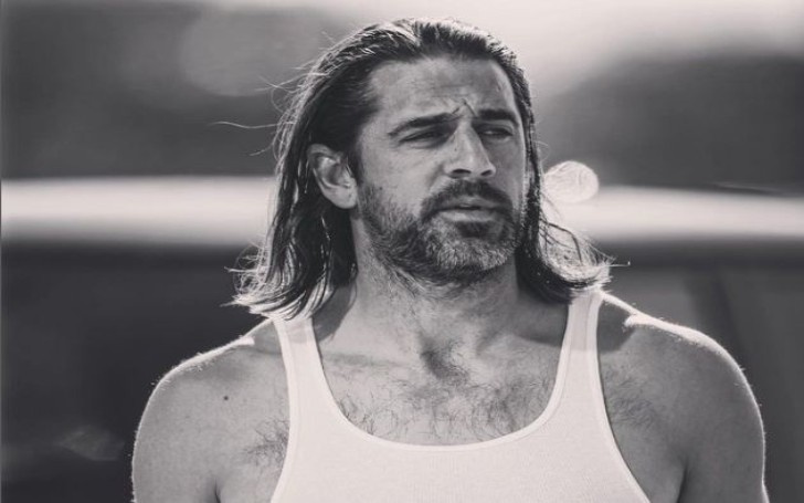   Chi è la moglie di Aaron Rodgers? È sposato o si frequenta nel 2023?