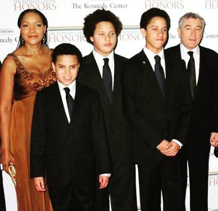 Julian Henry De Niro con sus hermanos y su padre.