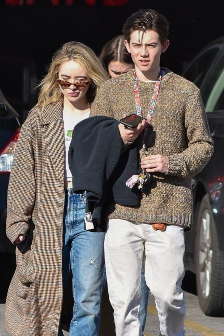   El novio de Sabrina Carpenter, Griffin, afuera después de la cita para almorzar.