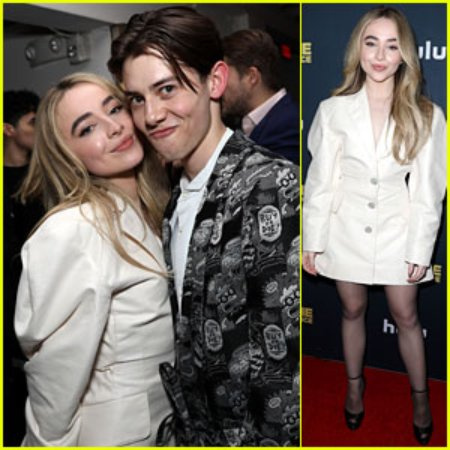   Sabrina y su novio Griffin en un evento de alfombra roja.
