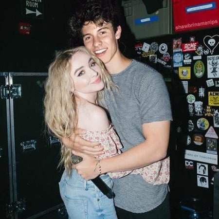   Sabrina y Shawn Mendes abrazados.