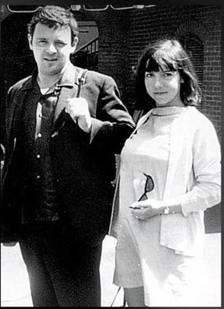 Anthony Hopkins e Petronella Barker são pais de uma filha, a atriz e cantora e compositora Abigail Hopkins. O casal se separou na High Court, em Londres, em 1972.
