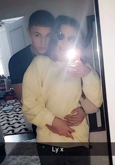 Selfie en espejo de Millie Bobby Brown y Joseph Robinson que compartieron para confirmar su romance