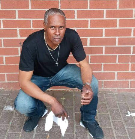 L'influencer Chrisean Rock's father poses for the camera