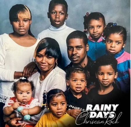 8 di Roccia's siblings with their parents