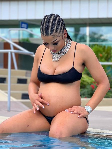 Chrisean incinta seduta a bordo piscina