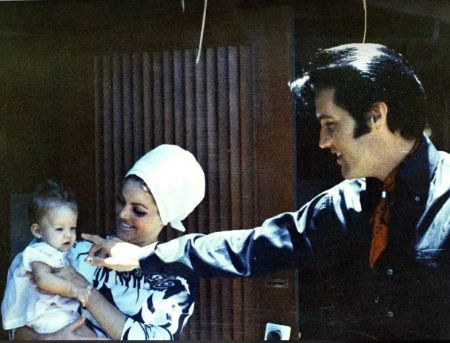 Lisa quando criança com sua mãe Priscilla e seu pai Elvis Presley