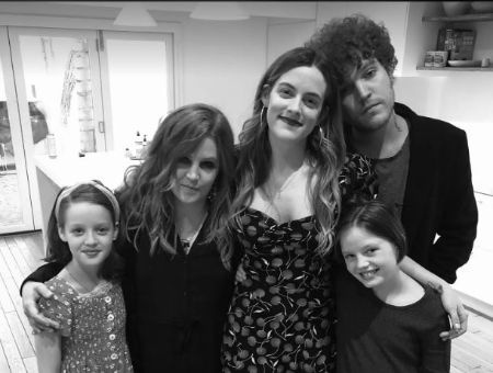 Lisa Marie Presley com seus filhos, incluindo Riley, Benjamin, Harper e Finley