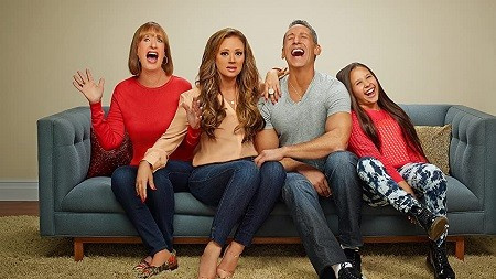 Leah Remini em Leah Remini: É's All Relative with her family.