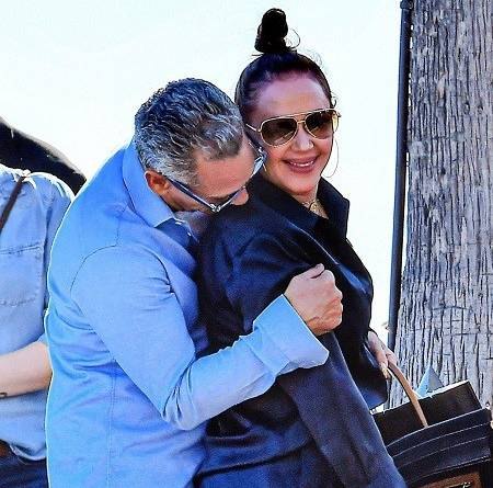 Leah Remini e Angelo Pagan em seu almoço em Malibu, Califórnia.