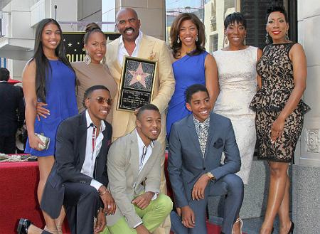 Steve Harvey y su esposa y siete niños