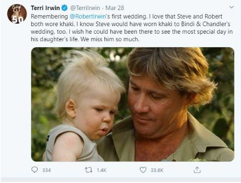   Steve culla il figlio Robert di 6 anni, entrambi in maglia cachi