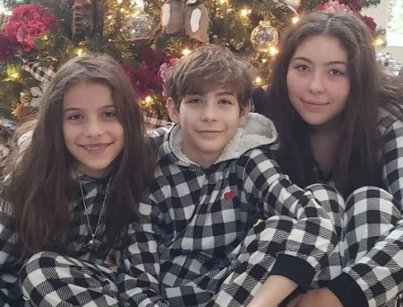 Emma Tremblay tiene dos hermanos.