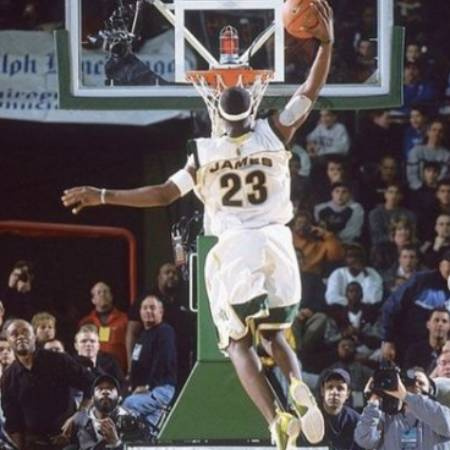 Bryce James Dunking en la cancha