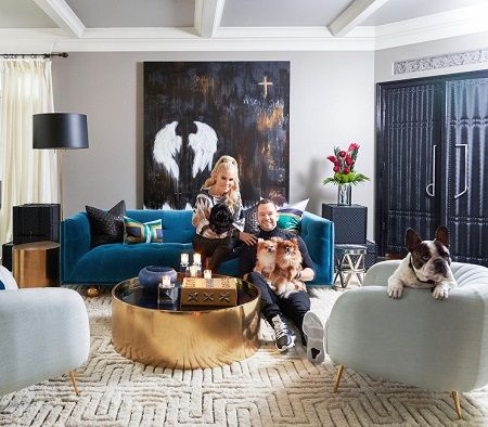 Jenny y Donnie en su casa de Chicago con sus cachorros.