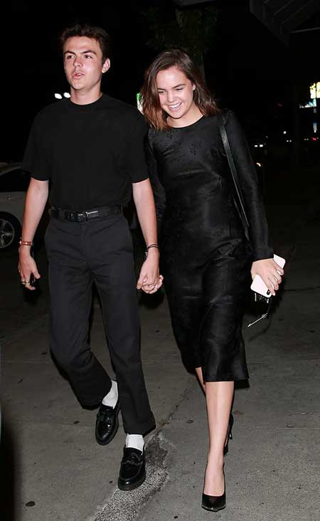Bailee Madison y su novio Blake Richardson se tomaron de la mano mientras salían a cenar
