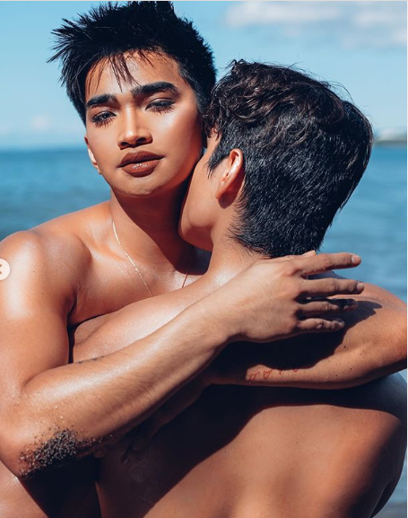   Bretman e il suo ragazzo hanno un momento intimo.