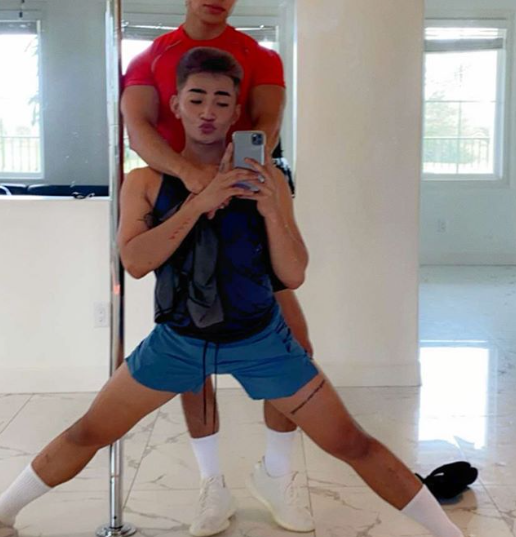   Bretman Rock con il fidanzato che festeggia il 1° anniversario